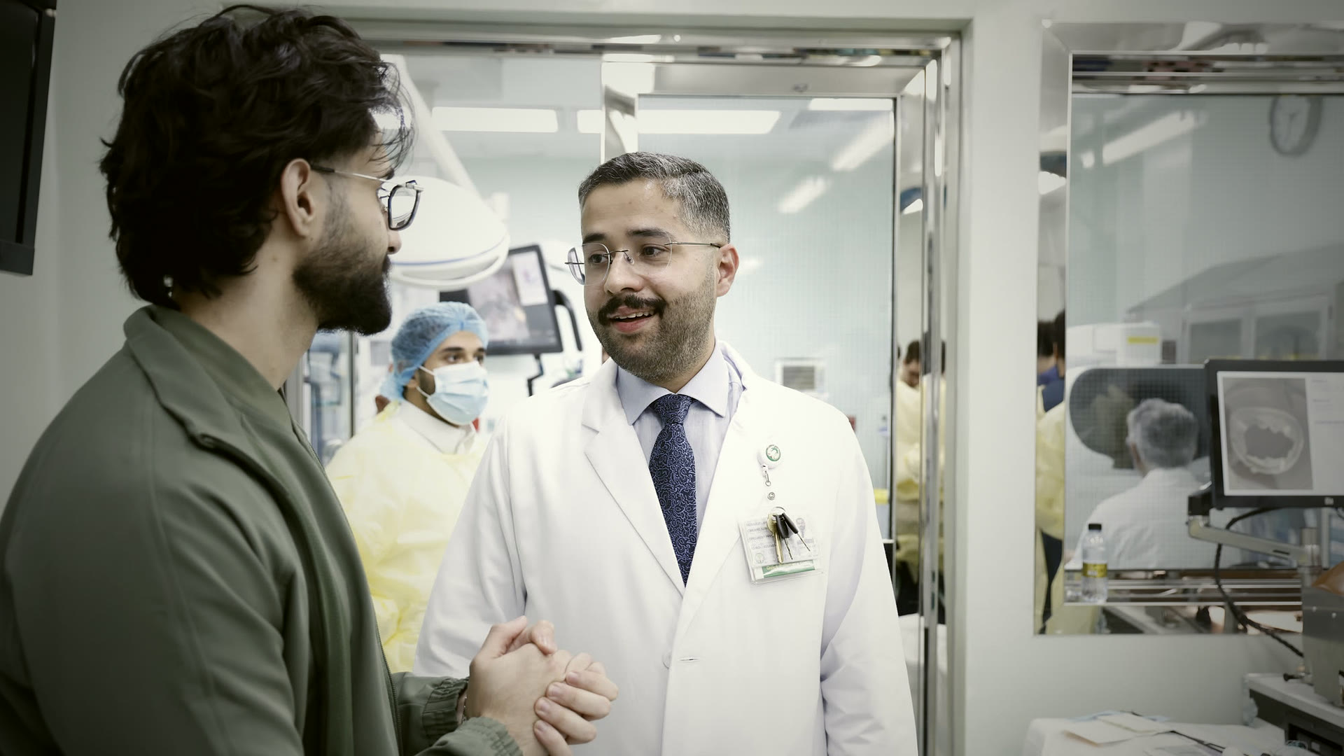 Ahmad Mirza, Director of RSIG, talking with a surgeon in the robotic wet lab at the MRCS Summit 2026.